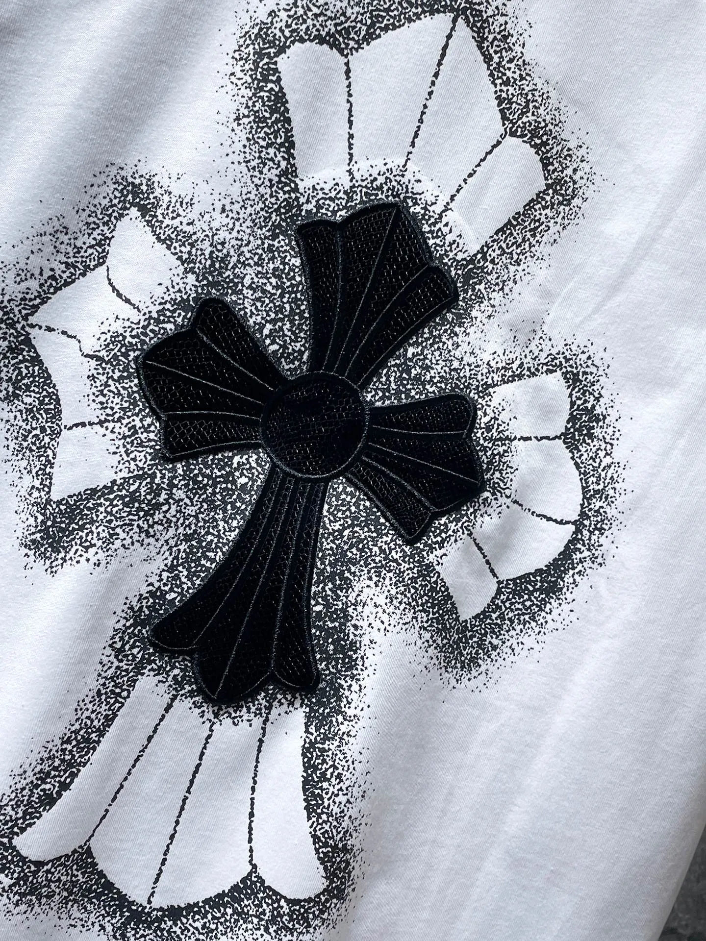 P154 New Chrome Hearts 25ss for summer. High-weight, environmentally friendly and high-quality top-grade fabric. 260g~270g. Croma embroidery, Sanskrit cross and spray-printed short sleeves. Counter synchronization. 1:1 replica version. Recommended color: black. White. Size: S, M, L, XL.